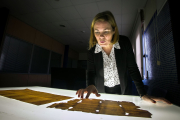 Sonia Serna, investigadora de la UBU experta en paleografía, observa unos documentos medievales. TOMÁS ALONSO