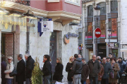 Burgaleses hacen cola a las puertas de una administración de lotería de la capital tras el sorteo de Navidad.-R. OCHOA
