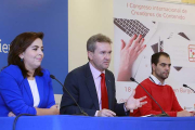 Sara Barriuso y Daniel Mata, organizadores de la cita, ayer junto al alcalde, Javier Lacalle.-RAÚL G. OCHOA