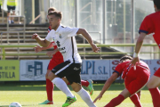 Álvaro Antón se zafa del marcaje de un jugador en el último duelo en El Plantío ante el Mutilvera-Raúl G. Ochoa
