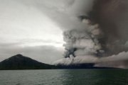El maremoto también obligó a refugiar en centros de evacuación a cerca de 22.000 personas.-AFP