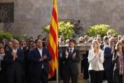 El 'president' Carles Puigdemont y su Govern, en la firma del compromiso por el referéndum, el 21 de abril en el Palau de la Generalitat.-ALBERT BERTRAN