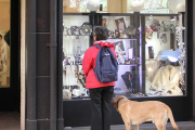 Una persona contempla un escaparate.-RAÚL G. OCHOA