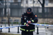Control policial ante la embajada tras el atentado.-EFE / BORIS PEJOVIC