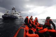 El buque Golfo Azzurro de la ONG Proactiva Open Arms rescata a 112 inmigrantes a bordo de una balsa a la deriva frente a la costa de Libia.-REUTERS / YANNIS BEHRAKIS