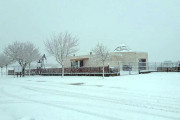 La nieve llegaba poco a poco a Sargentes de la Lora, lo que hizo que algunos de los poco más de 100 votantes censados en la zona, se quedaran atascados-ECB