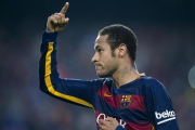 Neymar dedica a la afición el gol ante el Villarreal.-JORDI COTRINA