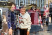 Dos personas observan el escaparate de un comercio en Burgos.-ISRAEL L. MURILLO