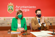 La concejala de Personal, Nuria Barrio, y el alcalde, Daniel de la Rosa, en rueda de prensa. TOMÁS ALONSO