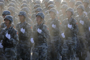 Soldados chinos durante un desfile.-JOE CHAN