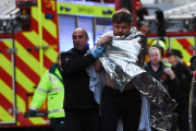 La policía asiste a un hombre herido en el ataque en el Puente de Londres, este viernes.-AFP