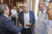 César Rico presidente de la Diputación, saluda a José Luis López Cerrón, presidente de la Federación de ciclismo .-SANTI OTERO