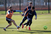 Javi Jiménez, Moha Ezzarfani y Mario Barco pugnan por un balón en el entrenamiento de ayer en Anduva. CD  MIRANDÉS
