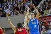 Vlatko Cancar se dispone a lanzar a canasta durante un encuentro liguero.-ACB PHOTO / E. CASAS
