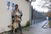 La edil de Sanidad juega con un perro junto a unos carteles que animan a la adopción.-RAÚL G. OCHOA