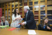 La coordinadora de la fundación, Imelda Navarro, y el presidente de la Cámara, Antonio Miguel Méndez Pozo, tras la firma del convenio.-RAÚL G. OCHOA