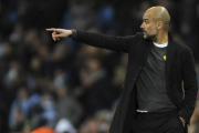 Guardiola da instrucciones en el partido frente al Basilea-RUI VIEIRA / AP