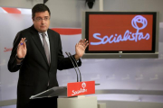 El portavoz del PSOE en el Senado, Óscar López, en una rueda de prensa-JOSÉ LUIS ROCA
