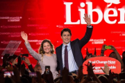 El líder del Partido Liberal de Canadá, Justin Trudeau, y su mujer, Sophie, saluda a su electorado, en Montreal, este martes.-NICHOLAS KAMM / AFP