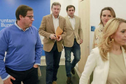 Javier Lacalle, rodeado por los concejales Foronda, Berzosa, De la Fuente y Bernabé tras su intervención.-RAÚL G. OCHOA