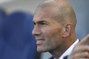 Zidane, en Anoeta durante el partido del Madrid contra la Real Sociedad.-AP / ALVARO BARRIENTOS