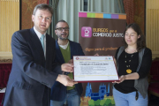 Javier Lacalle y Verónica Ibáñez recibiendo el distintivo de manos de Carlos Céspedes.-RAÚL G. OCHOA