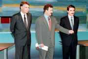 Felipe González y José María Aznar, junto a Manuel Campo, moderador del debate cara a cara entre los candidatos a la presidencia del Gobierno en el 1993.-PEPE ABASCAL (A3TV)
