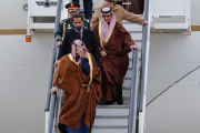 El príncipe heredero saudí, Mohamed Bin Salman, llega a Torrejón de Ardoz (Madrid), este jueves.-EMILIO NARANJO