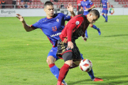 Yanis pugna un balón con un rival en el choque de ayer en Anduva-CD MIRANDÉS