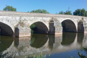 El puente de siete ojos vigila el paso del Arlanza por la localidad burgalesa de Puentedura.-ECB