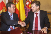 Un momento de la firma entre Rico (izq.) y Lacalle (dch.) que reitera la colaboración de ambas instituciones.-S. O.