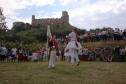 Con el castillo al fondo, el Capitán observa, con su bandera en la mano, los acrobáticos movimientos de un danzador.-G.G.