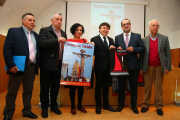 El alcalde de Ponferrada, Samuel Folgueral (3D), junto al Mayordomo de la Hermandad de Jesús Nazareno, Marco Antonio Morala (2D), la concejala de Turismo, Montserrat Santín, y los Hermanos Mayores de las diferentes Hermandades de Ponferrada-Ical