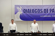 De izquierda a derecha, el secretario general de las Naciones Unidas, Ban Ki-moon; el presidente de Colombia, Juan Manuel Santos; el presidente de Cuba, Raúl Castro y el delegado de las FARC en Cuba, Rodrigo Londoño Echeverri, alias "Timochenko".-EFE/ALEJANDRO ERNESTO