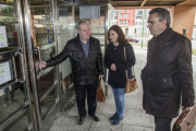 José Francisco Martín, la diputada Esther Peña y Javier Izquierdo a las puertas de la delegación.-SANTI OTERO