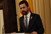 El presidente del Parlament, Roger Torrent, este lunes, anunciando la candidatura de Carles Puigdemont.-ALBERT BERTRAN