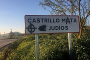 Estado en que quedaron las señales con las pintadas vandálicas.-ECB