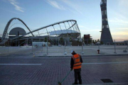 Un trabajador limpia uno de los accesos al complejo deportivo Khalifa, en Doha (Catar), en enero del 2011.-Foto: AP / KIN CHEUNG