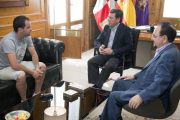 César Rico (centro) y Ángel Guerra (derecha) se reunieron ayer con el responsable de Muebles Tudela de Roa.-ECB