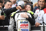 Luzy, esposa de Cal Crutchlow, felicita a su marido en el 'corralito' del GP de Inglaterra, en Silverstone.-MARCO GUIDETTI