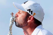 Sergio García besa el trofeo después de su victoria en Texas.-TOM PENNINGTON / AFP