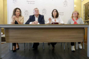 El presidente de Sodebur, Lorenzo Rodríguez, estuvo acompañado por dos comercios participantes.-RAÚL G. OCHOA