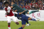 David Ospina, el portero del Arsenal, arrolla a Pedro, del Chelsea.-AP / MARK SCHIEFELBEIN