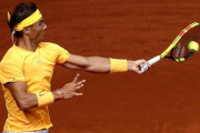 Nadal dispara con su potente zurda, en el partido ante Schwartzmann-KIKO HUESCA / EFE