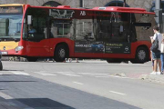 Un autobús llega a la primera parada de la avenida del Arlanzón.-RAUL OCHOA