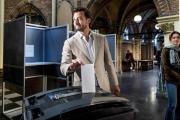 El líder del partido holandés Foro por la Democracia, Thierry Baudet, deposita su voto durante las elecciones europeas.-KOEN VAN WEEL (AFP)