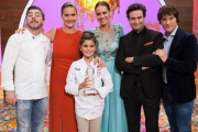 Paula, con el jurado de 'Masterchef Junior'.-RTVE