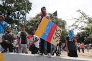 Opositores participan en una manifestacion en las calles de Caracas, Venezuela.-EFE