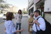 Lacámara y Vila conversan con dos representantes de los vecinos a las puertas del centro social del barrio de El Crucero.-RAÚL G. OCHOA