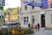 Calle principal de Srebrenica, cubierta por pósteres electorales, el 28 de septiembre.-AFP / ELVIS BARUKCIC